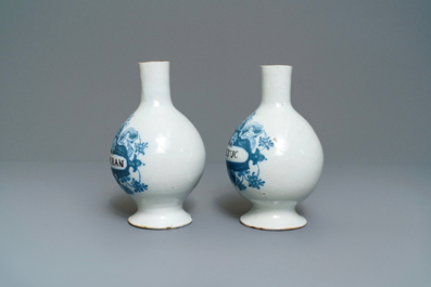Een paar blauw-witte Delftse apothekersflessen, 18e eeuw